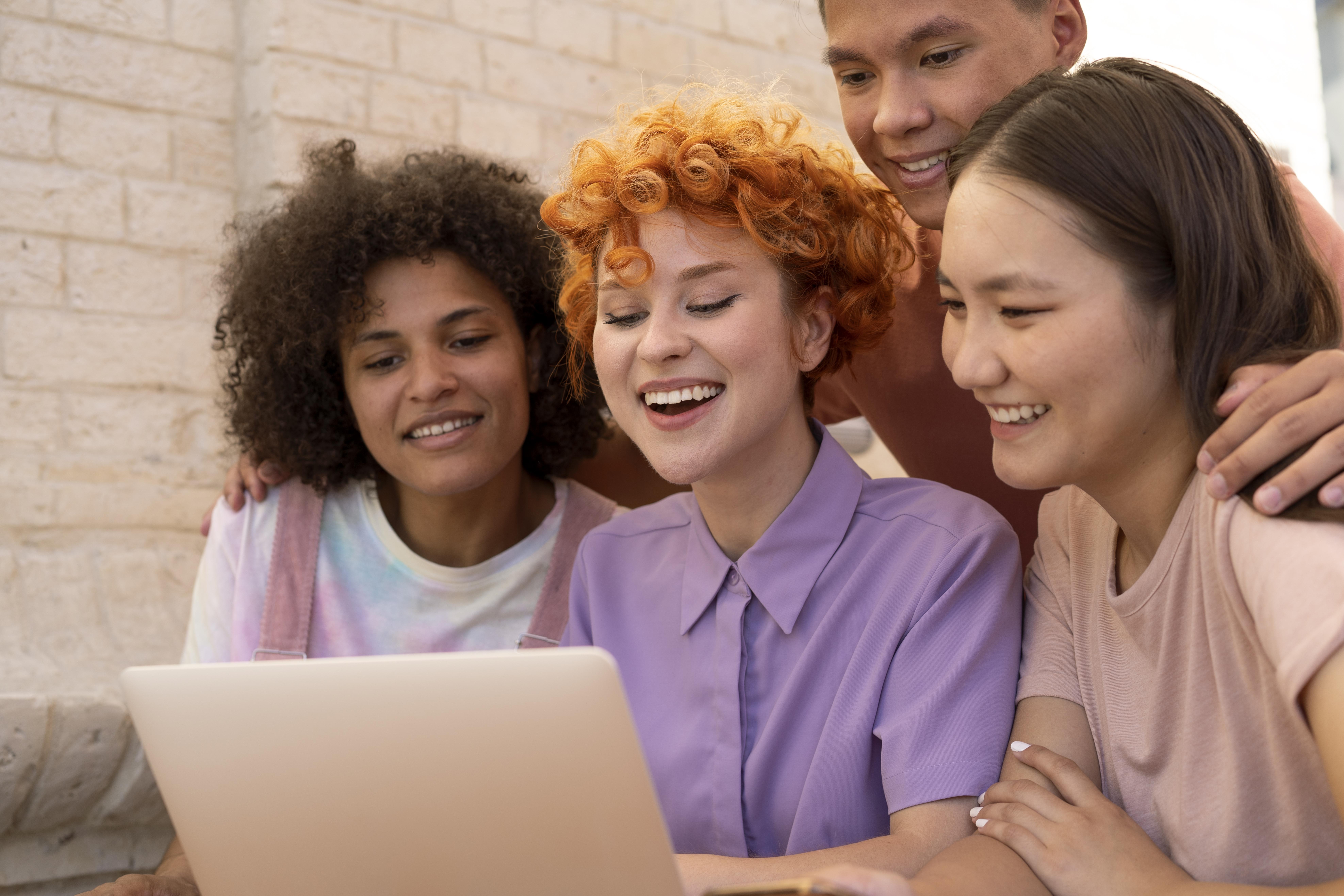 close-up-smiley-friends-with-laptop
